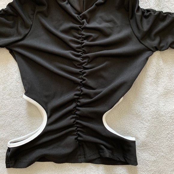 Mock neck ruched cut-out contrast binding tee - Picture 4 of 7